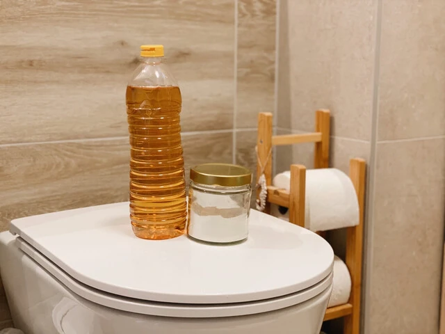 Sóda bikarbóna a ocot pripravené na čistenie toalety.