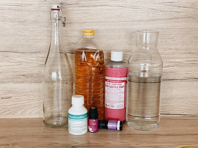 Ocot, kastílske mydlo, peroxid vodíka, esenciálne oleje čajovník a levanduľa pripravené na tvorbu čistiaceho prostriedku.