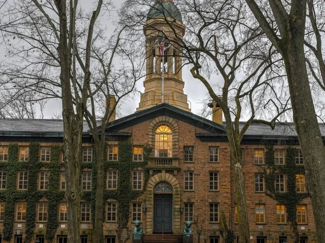 Najstaršia budova univerzity Princeton Nassau Hall.