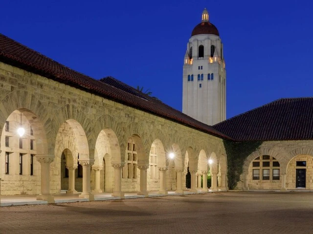 Hoover Tower v univerzite Stanford