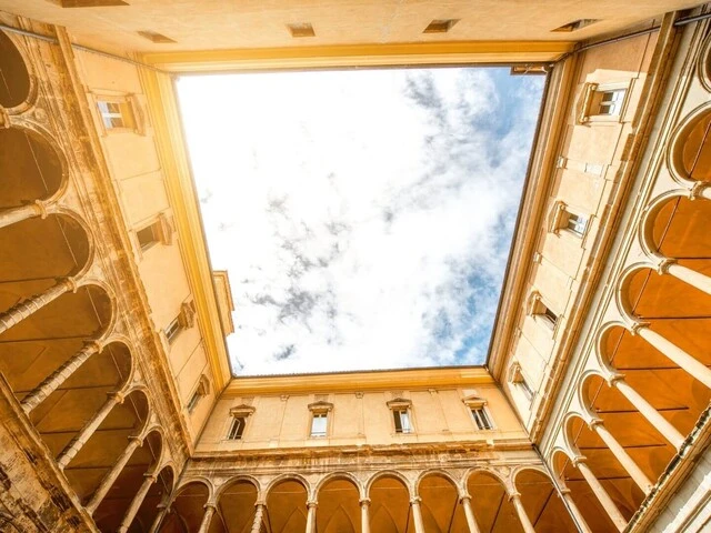 Otvorený dvor historickej budovy univerzity v Bologni