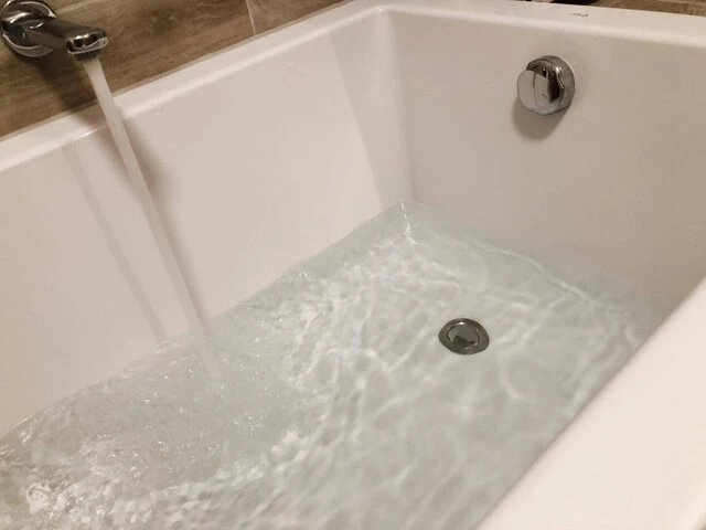 Napúšťanie vane studenou vodou