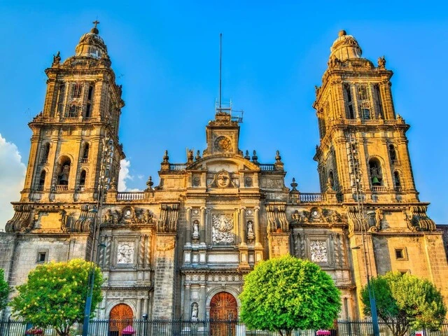 Metropolitná katedrála Nanebovzatia Panny Márie na nebesiach v Mexiku.