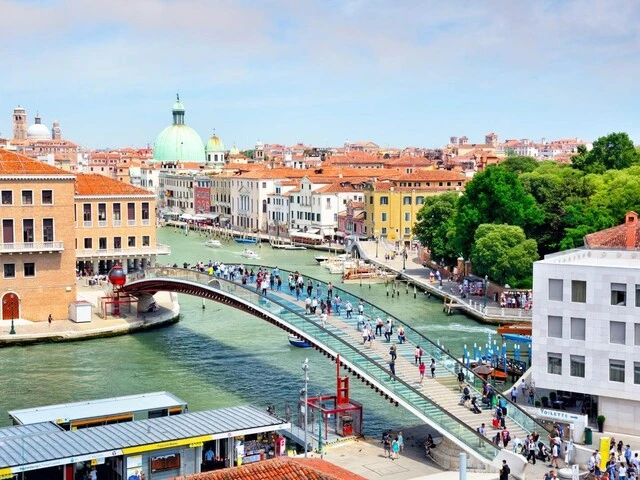 Most Constitution Bridge v Benátkach