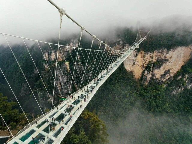Sklenený most Glass Bridge v Číne