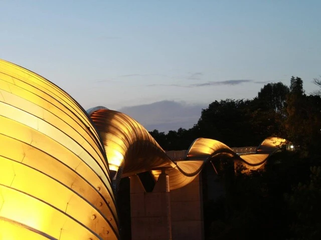 Večerné osvetlenie vlnitého mostu Henderson Waves Bridge