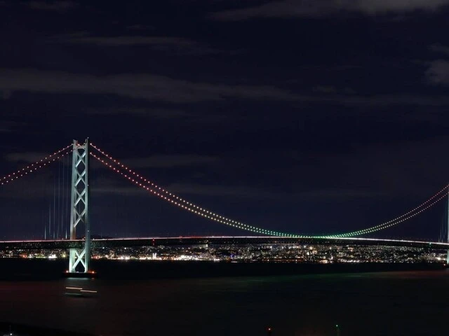 Nočné osvetlenie mostu Pearl Bridge v Japonsku.