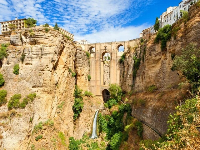 Most Puente Nuevo v Ronde medzi skalami a vodopádom