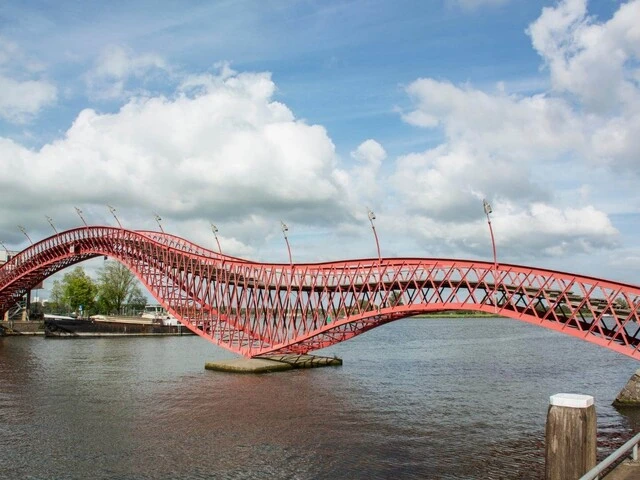 Červený most Python Bridge v Amsterdame