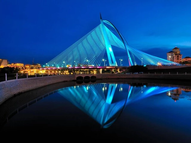 Modro nasvietený most Seri Wawasan Bridge v Malajzii