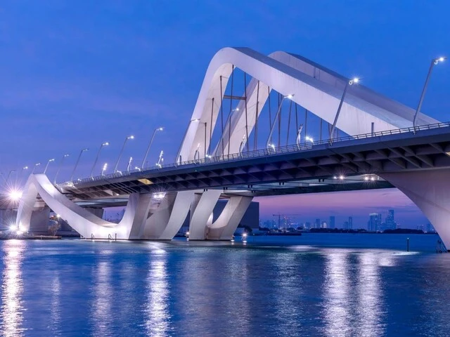 Večerné osvetlenie mostu Sheikh Zayed Bridge v Abu Dhabi
