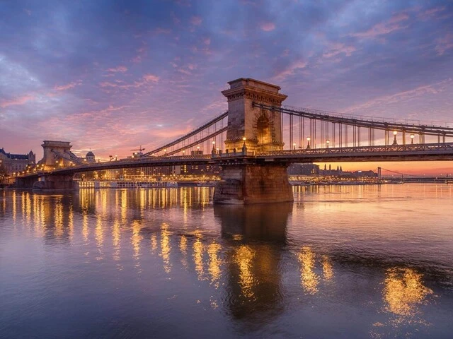 Most Széchenyi Chain Bridge v Budapešti pri západe slnka