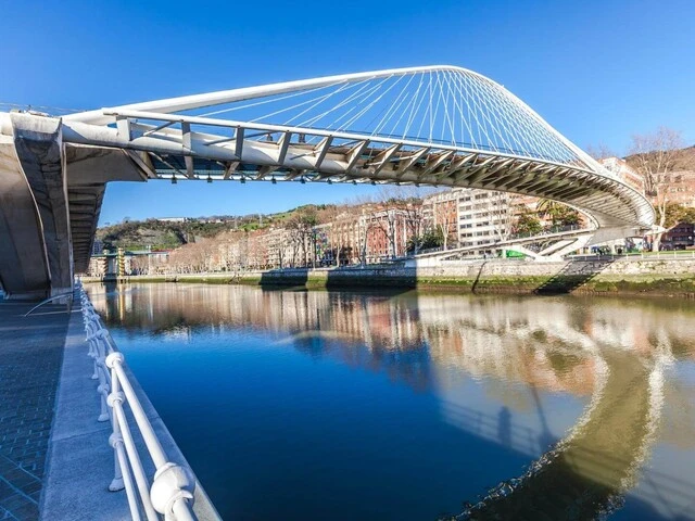 Most Zubizuri cez rieku v Bilbao