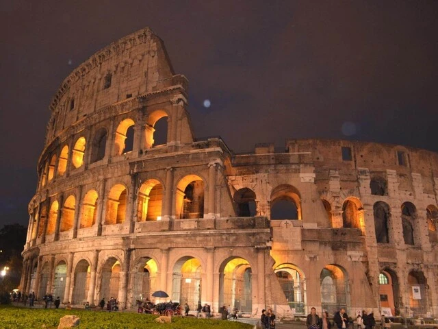 Večerné osvetlenie Kolosea v Ríme