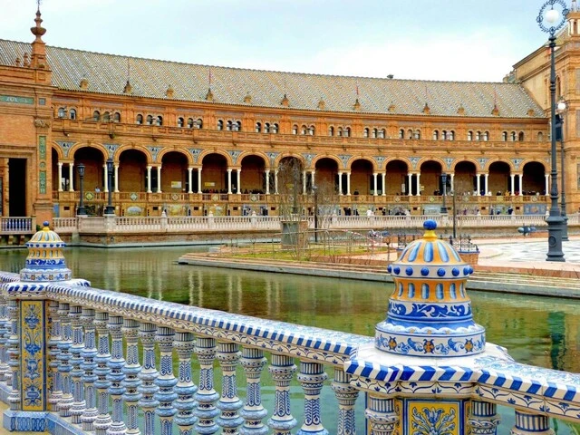 Farebné námestie Plaza de España v Španielsku