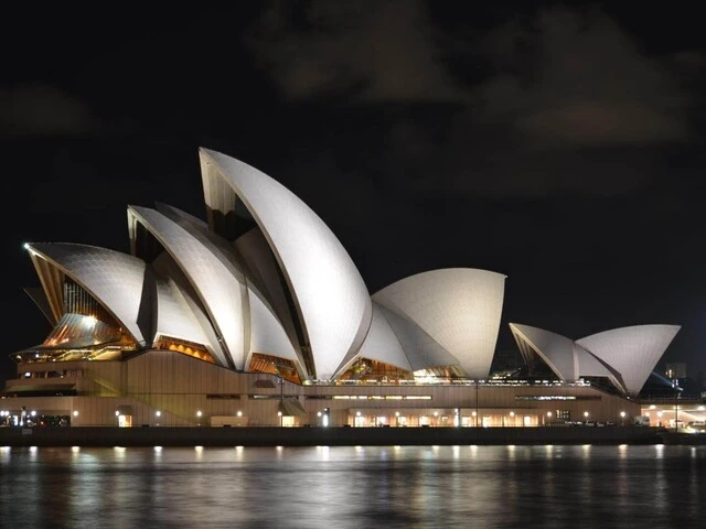 Večerné osvetlenie opery v Sydney.