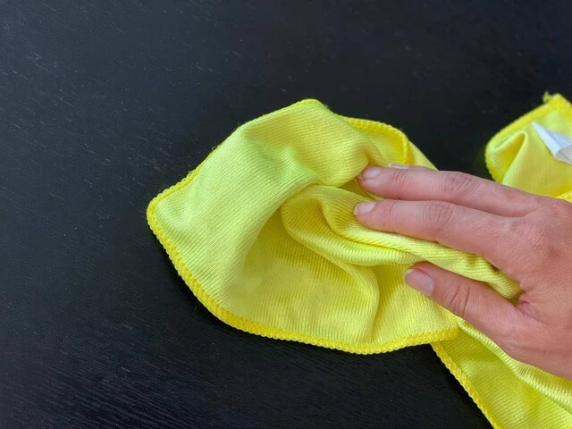 Utieranie prachu vlhkou handrou