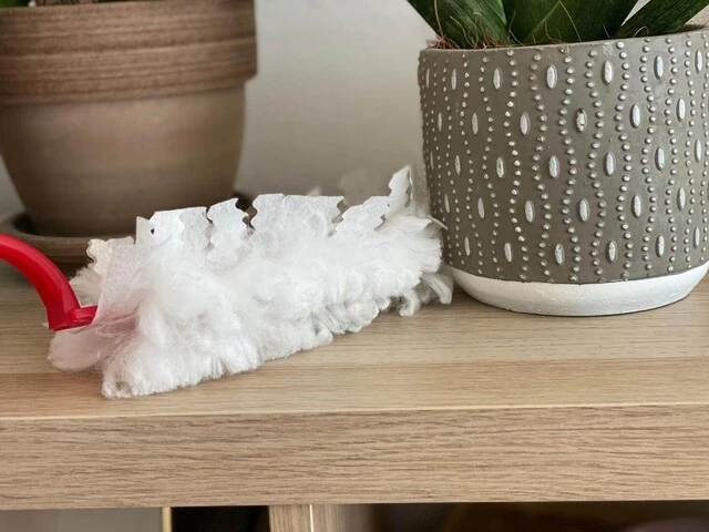 Čistenie prachu prachovkou medzi kvetináčmi