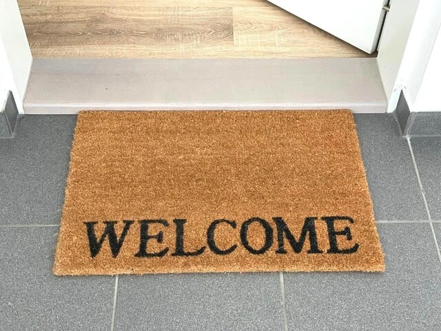 Rohožka pred vchodovými dverami.