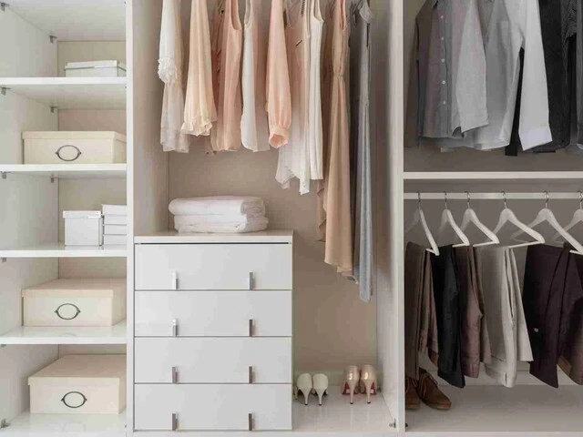 Uprataný šatník v skrini