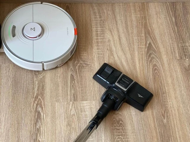 Robotický a tyčový vysávač