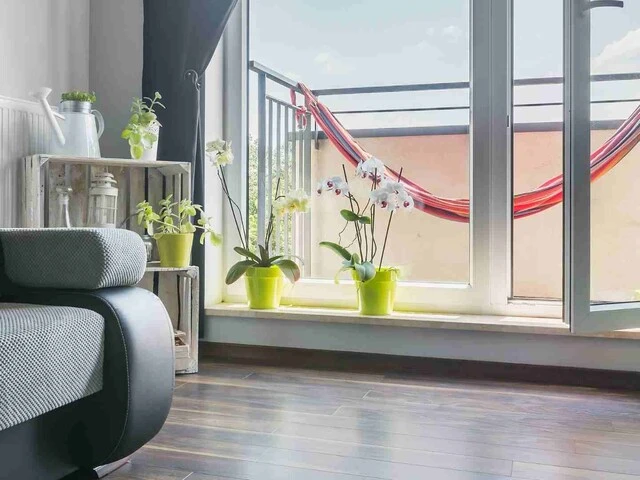 Otvorený balkón v obývačke