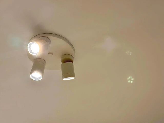 LED žiarovky na svietidle