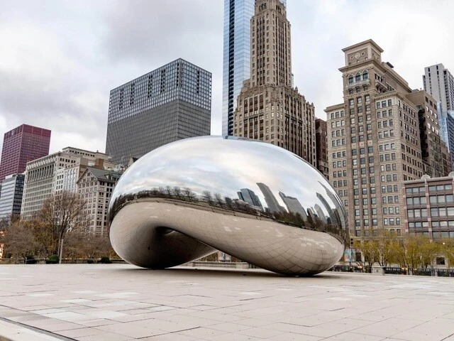 Zrkadlová socha Cloud Gate.