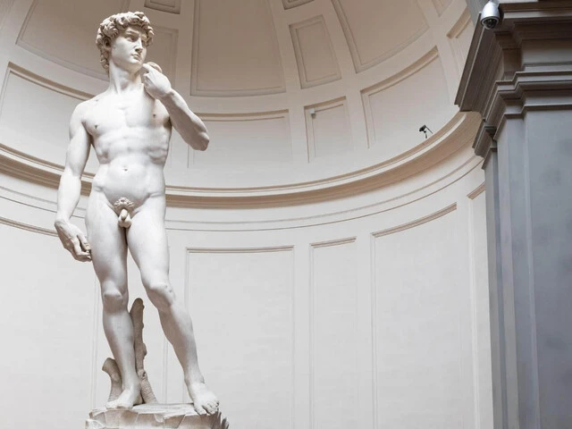 Mramorová socha Michelangelovho Dávida.
