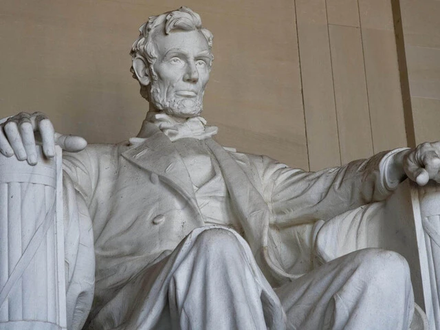 Socha sediaceho Abrahama Lincolna.