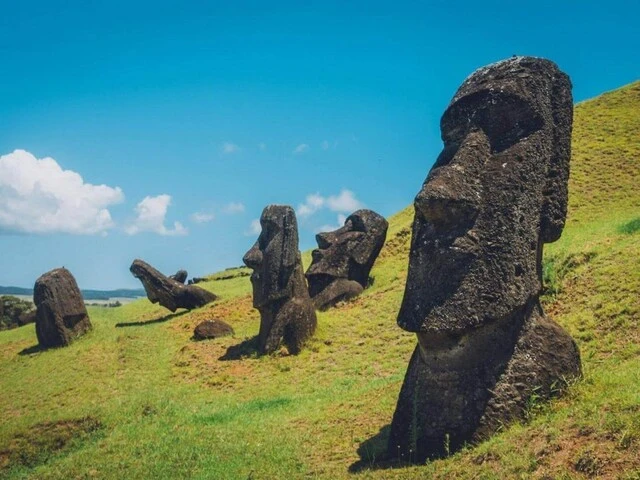 Kamenné sochy tvárí Moai na Veľkonočnom ostrove.
