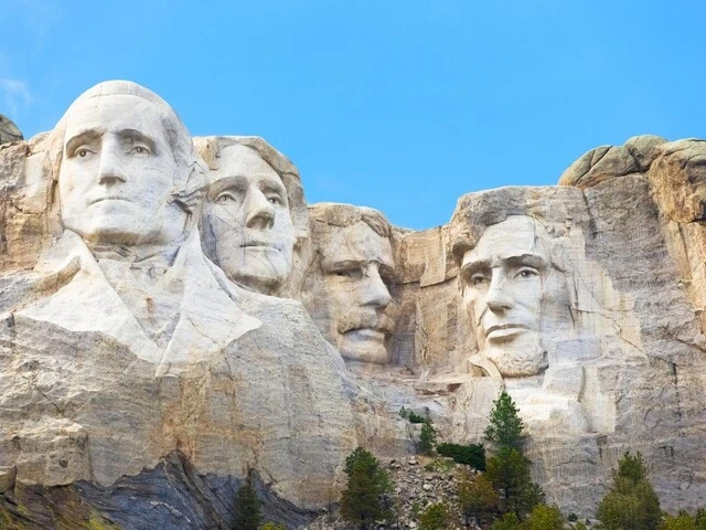 Sochy prezidentov v skale Mount Rushmore.