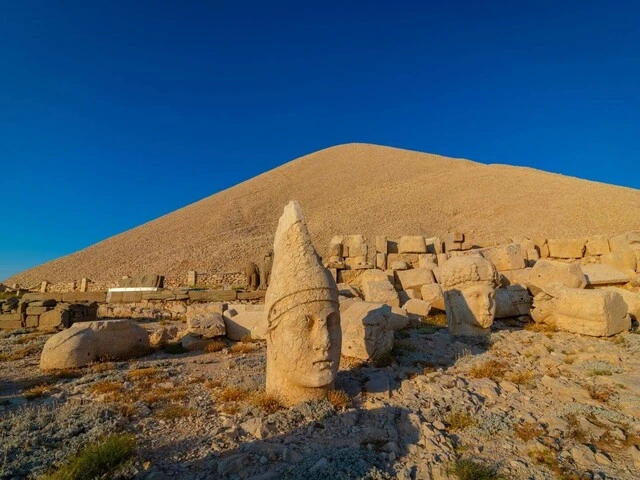 Sochy hory Nemrut v Turecku.
