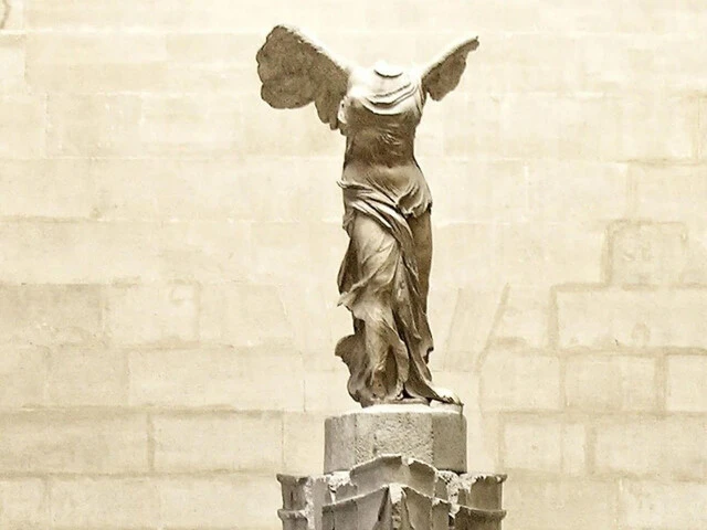 Mramorová socha Niké bez hlavy a rúk.