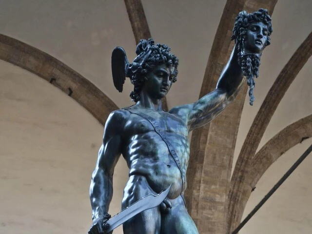 Socha Perzea s odťatou hlavou Medúzy.