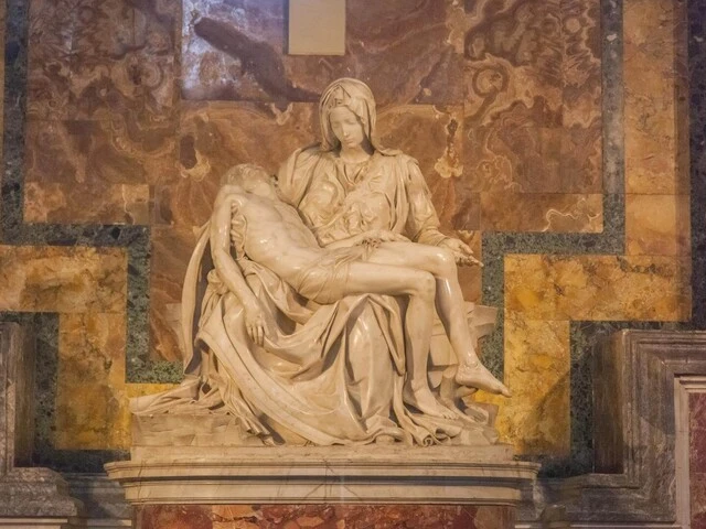 Mramorová socha Panny Márie a Ježiša La Pietà.