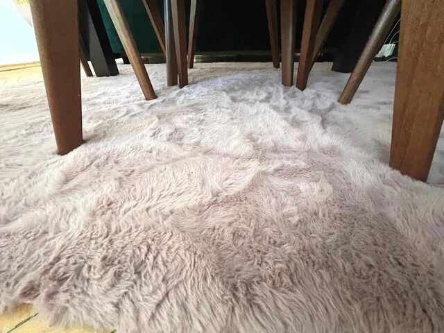 Koberec v jedálni.