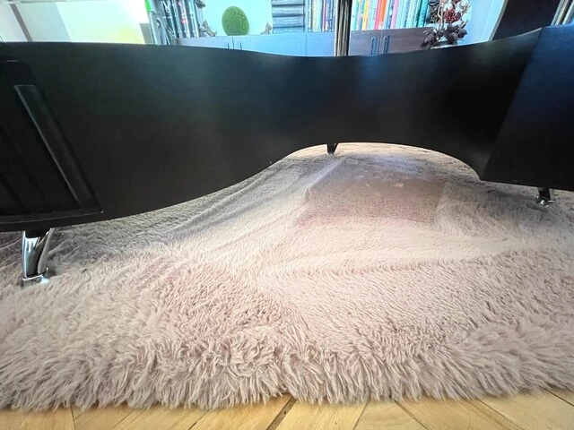 Staroružový koberec pod konferenčným stolíkom v obývačke.