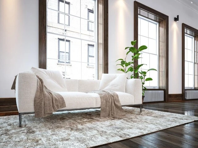 Šedo-hnedý väčší koberec v obývačke.