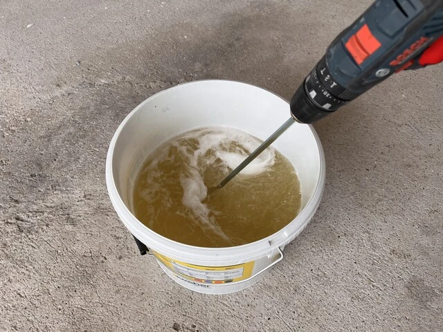 Premiešavanie zložiek vo vedre