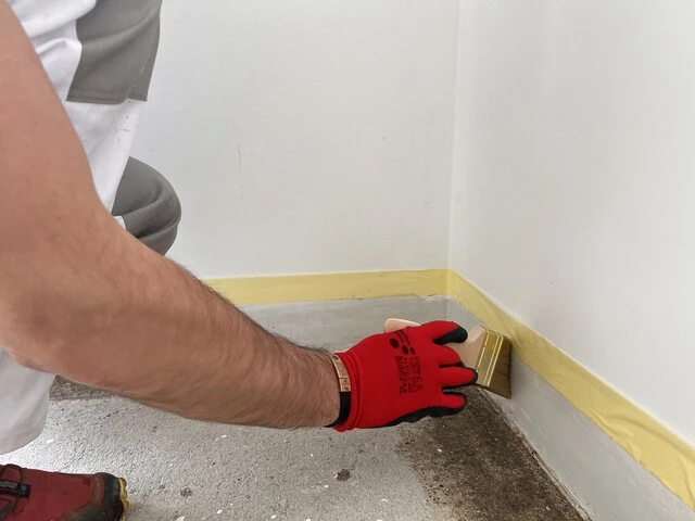 Aplikácia penetračného náteru pomocou štetca