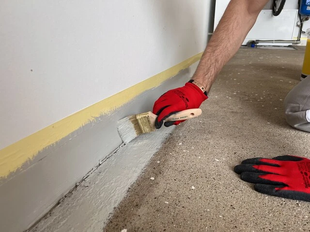 Realizácia sokla štetcom