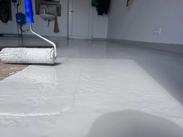 Celoplošná aplikácia epoxidu valčekom