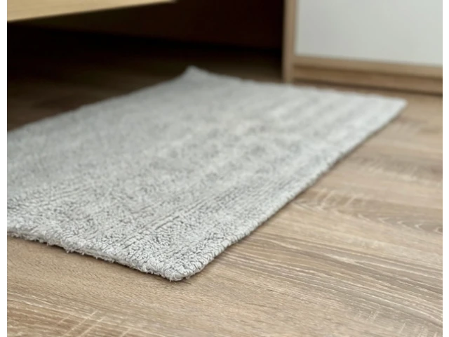 Malý koberec v spálni.