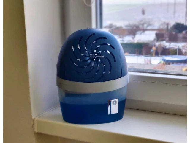 Odvlhčovač položený na okennej parapete.