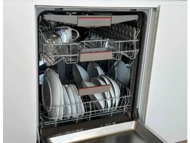 Otvorená umývačka riadu.