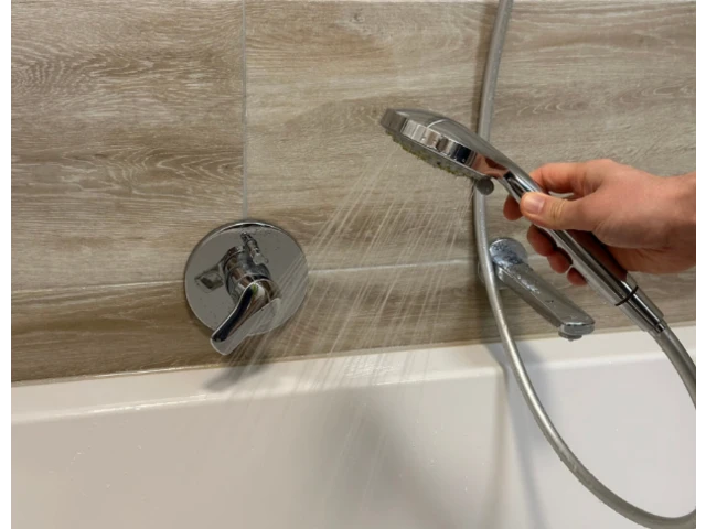 Horúca voda v sprche.