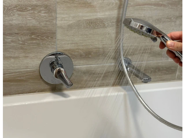 Studená voda tečúca zo sprchy.