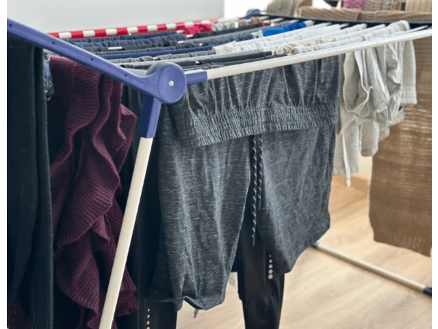 Sušenie bielizne na sušiaku v interiéri.