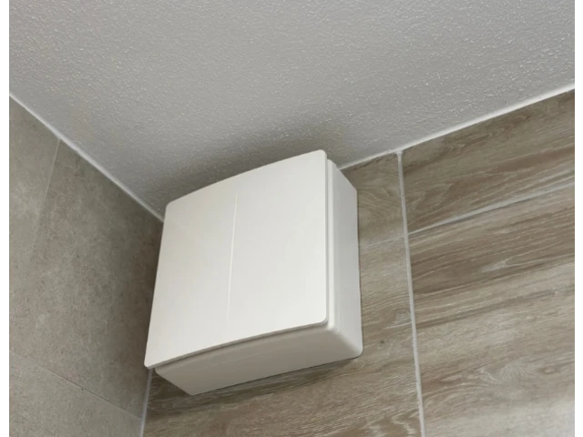 Ventilátor na odvetrávanie v kúpeľni.